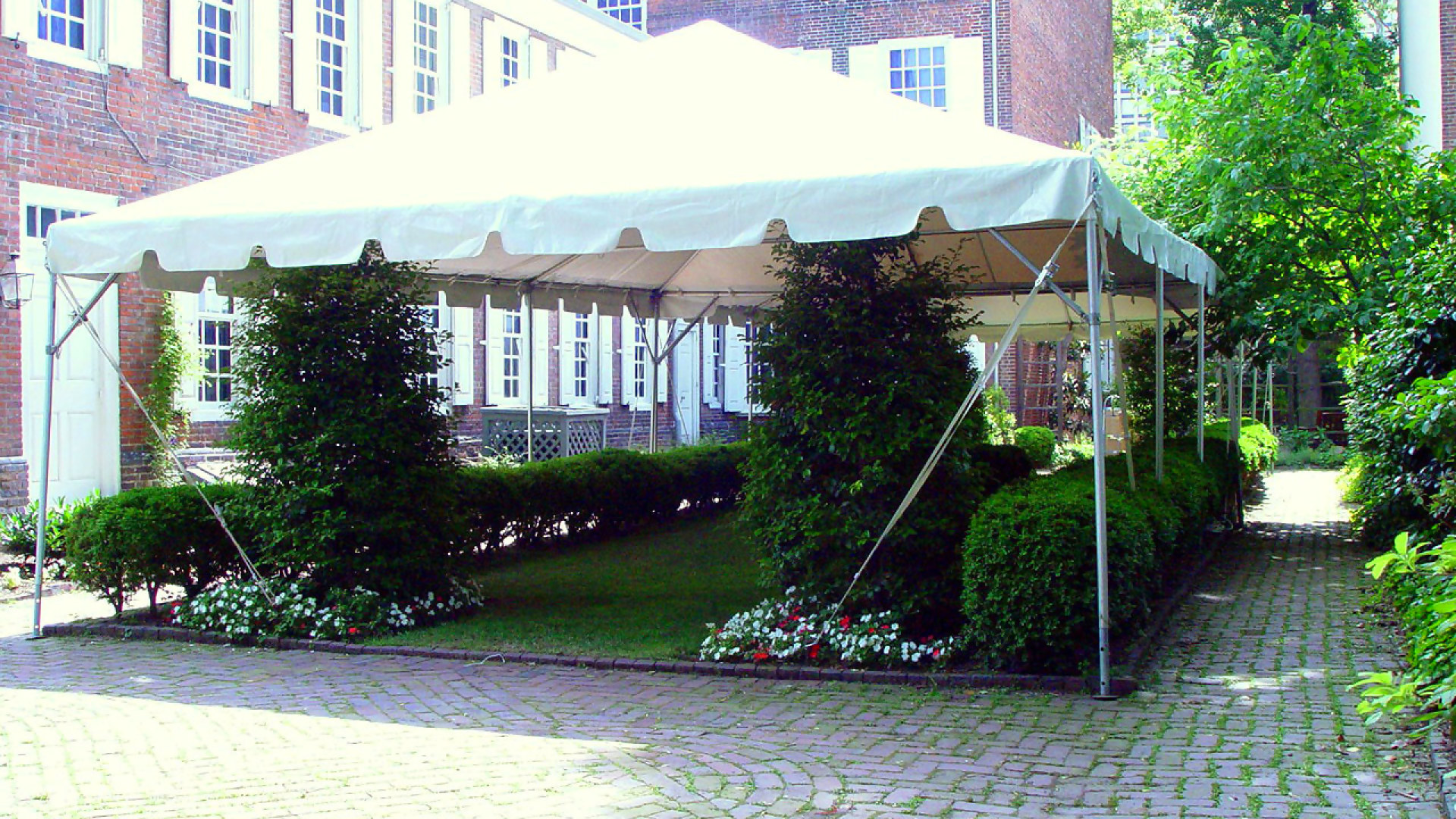 Beautiful white frame tent in Pittsburgh, PA
