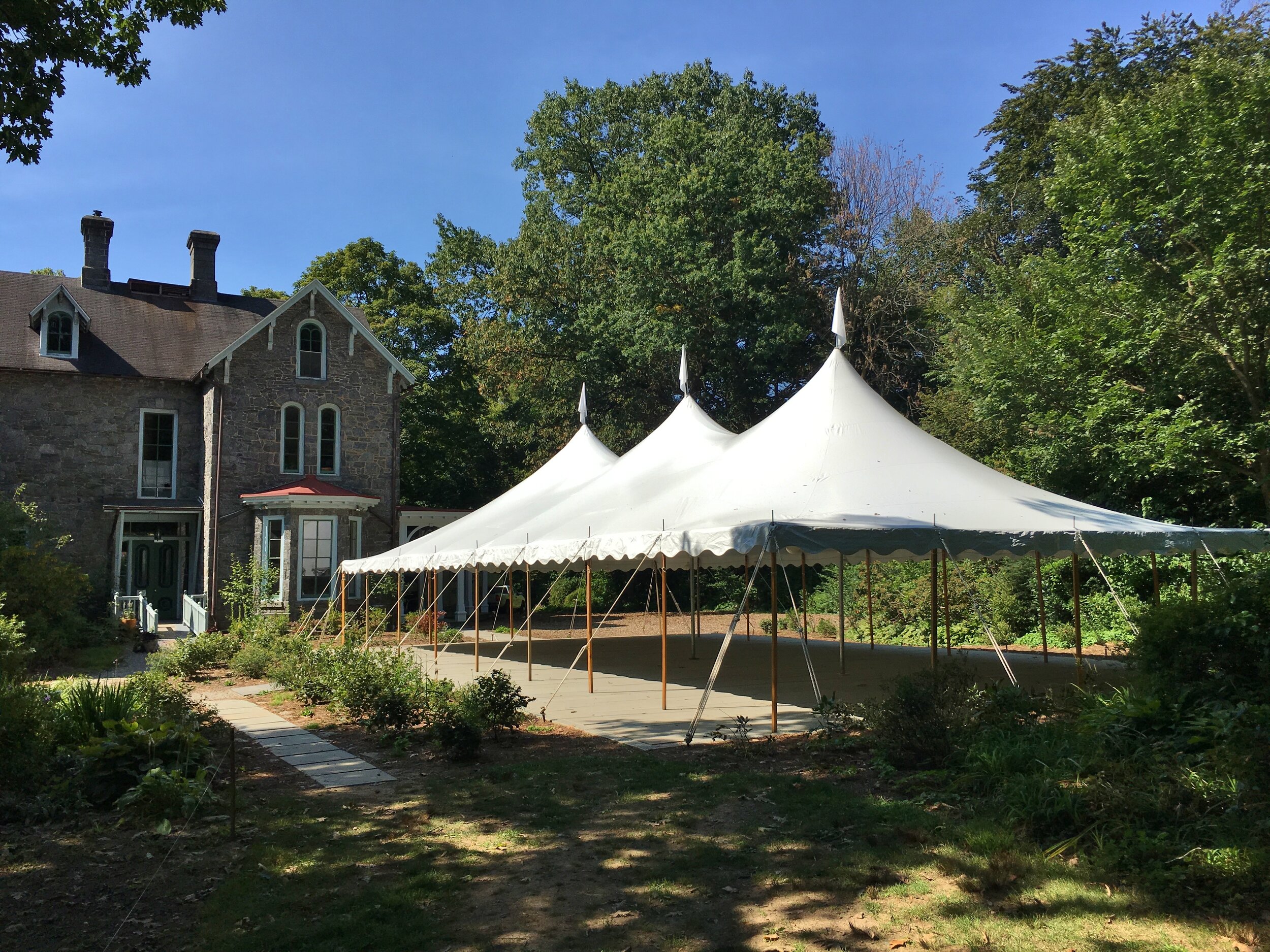 Outdoor restaurant tent