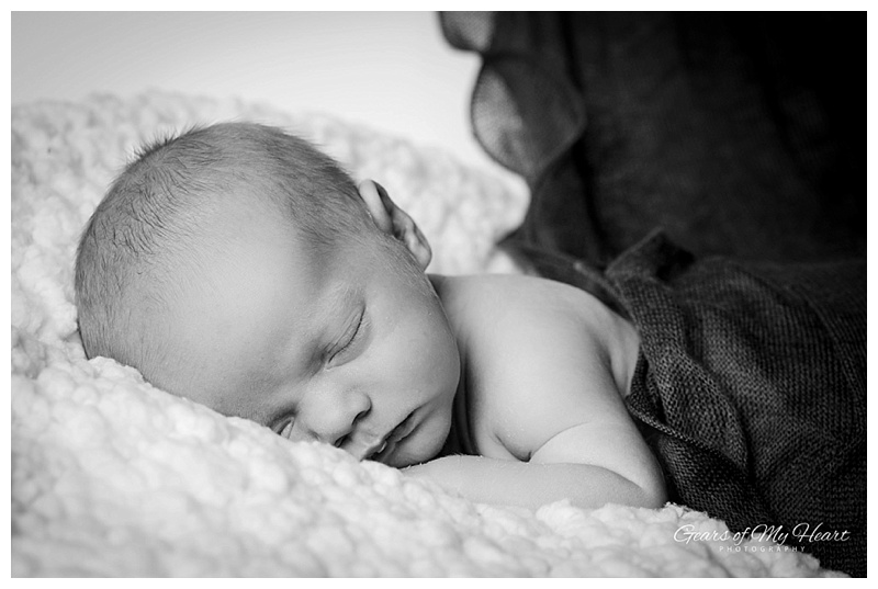 Gears-of-My-Heart-Photography-newborn-black-and-white.jpg