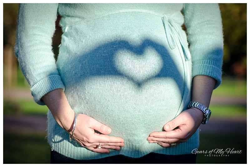 Maternity-heart-on-belly-Stuttgart-Germany-Gears-of-My-Heart-Photography.jpg