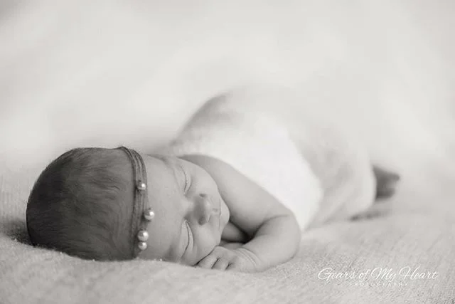 Happy New Year!!!!! I'm so excited to kick off this new year with a BABY!!! Not my own baby, but a very good friend of mine's baby girl.  We met 6 years ago this month when we were both pregnant with our first babies in childbirth class.  I was very 