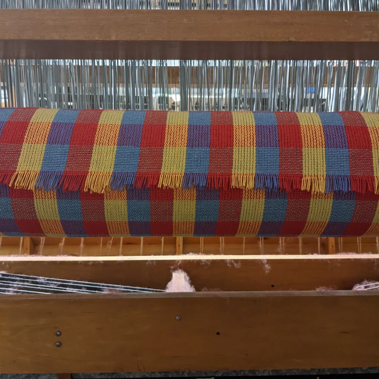 Off the loom and into the wash ❤️🎈
#handwoven #weaving