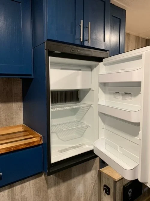 DELUXE TANDEM TRAILER ICE HOUSE/CAMPER/HUNTING QUARTERS —