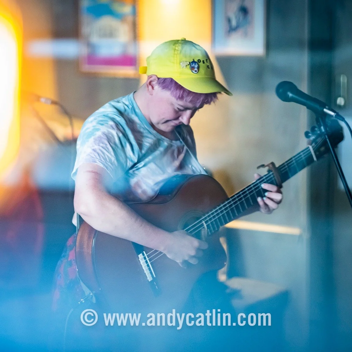 As the city gets lost under the festivals invasion, it's good to see Edinburgh businesses like @voxboxmusic + @thelastword_bar supporting Scottish artists with today's lovely Summer Session from @faith.eliott + @janefrancesmusic + Ian Humberstone 👏?