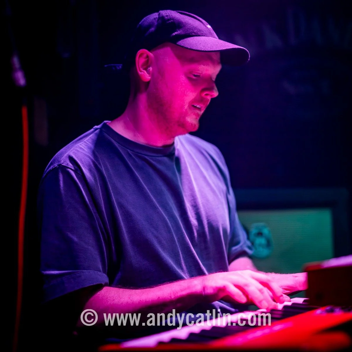 Class gig from @mattwildemusic + @eloiband at @sneakypetesclub tonight 👏 Photo album &gt; https://andycatlin.myportfolio.com/matt-wilde-eloi-4-november-2025