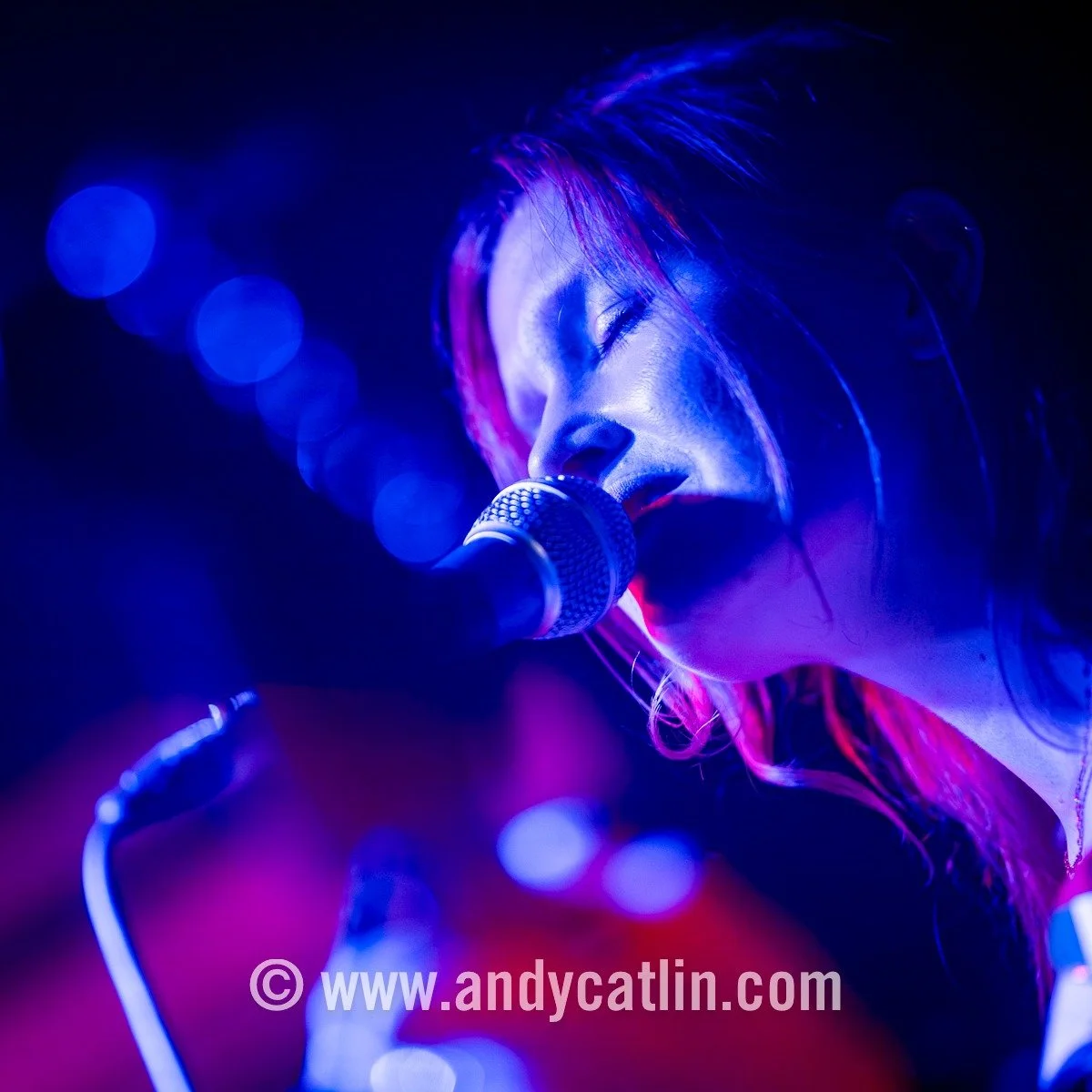 Sublime harmonies, focus and restraint at tonight&rsquo;s @woommusic show - including a heart-fluttering take of &rsquo;Song to the Siren&rsquo; - at @sneakypetesclub with @holy.loaf + @eleanorhickey_ 👏 Photo album &gt; https://andycatlin.myportfoli