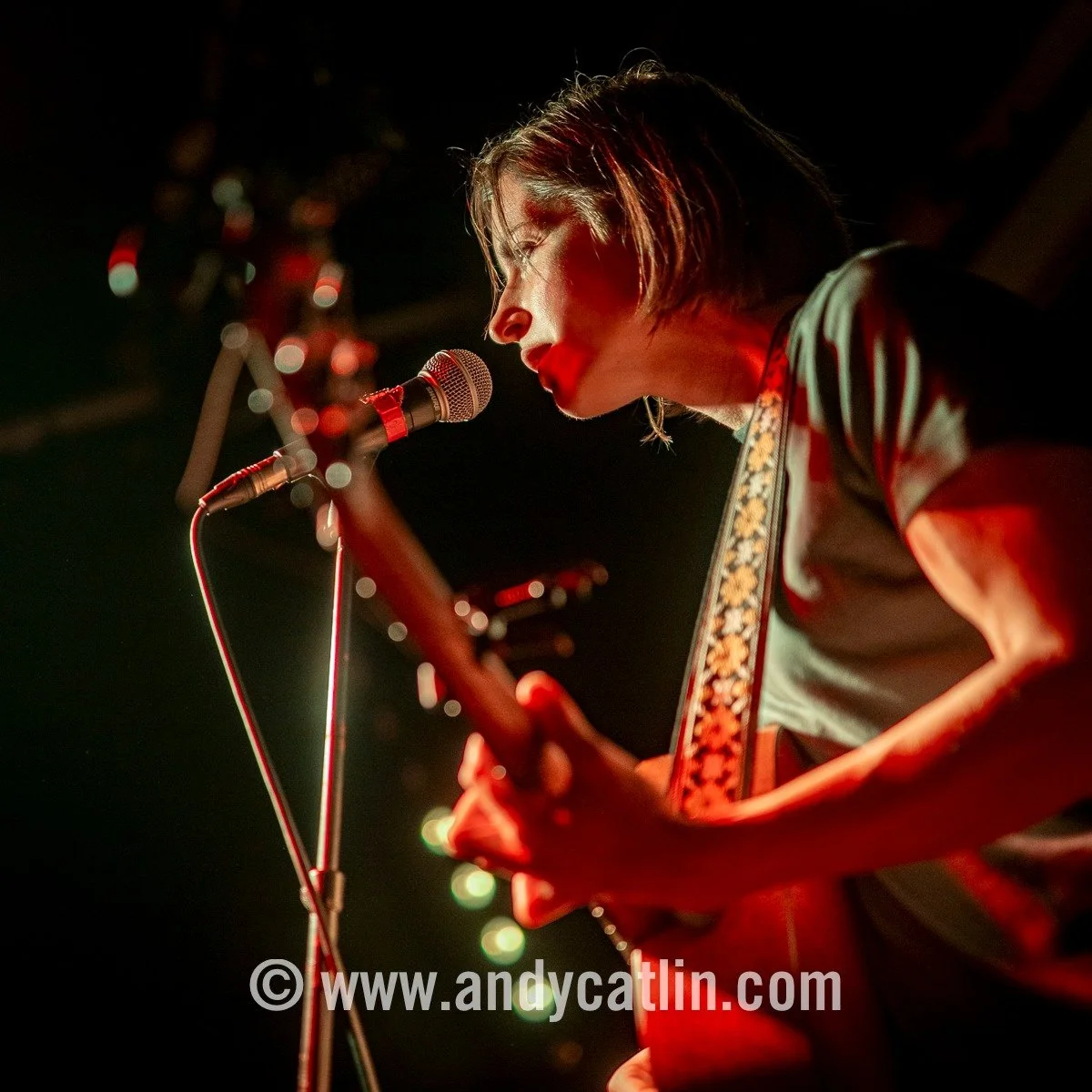 A night of beautiful, raw and (mostly) heartbreakingly sad songwriting from @laurastevenson with @ezrabriggsmusic at @sneakypetesclub 😢 Photo album &gt; https://andycatlin.myportfolio.com/laura-stevenson-ezra-briggs-14-december-2025
&bull;
&bull;
#e