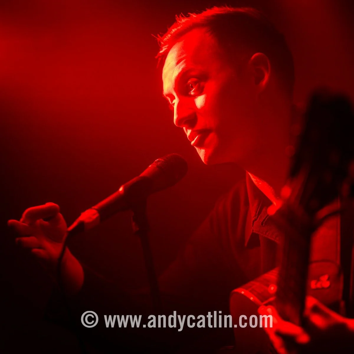 Early and exceptional Christmas gift from @gigbuddiesthera with legendary gig by @hamishhawk + @redolentredolent + @citrinesband at @sneakypetesclub 👏 Photo album > https://andycatlin.myportfolio.com/hamish-hawk-17-december-2025