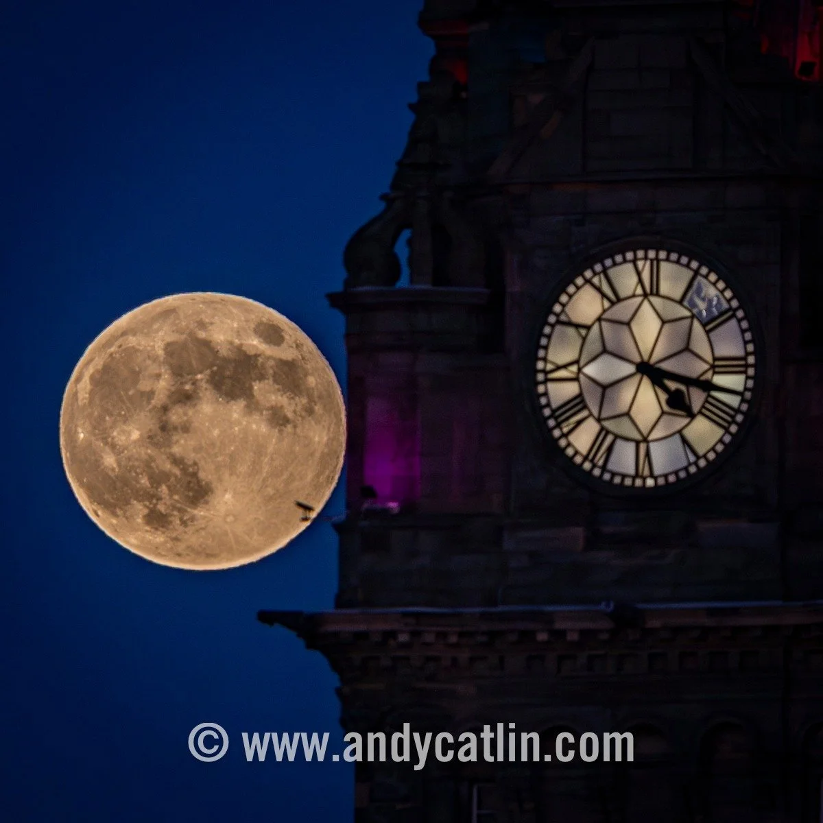 After a year of cloud cover wash-outs, a promising start to 2026 with a gorgeous Wolf supermoon scooting around the Balmoral Hotel and Nelson Monument in Edinburgh 🌝
&bull;
&bull;
#edinburgh #scotland #fullmoon #supermoon #wolfsupermoon #astrophotog