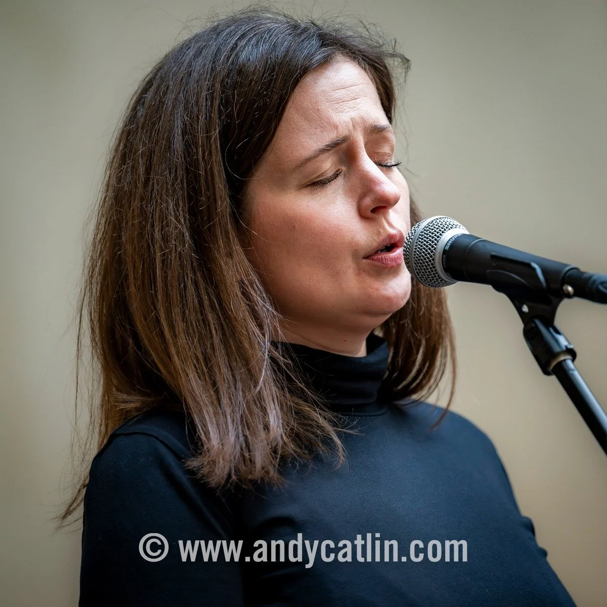Lovely set today from @inneswhitemusic + Ceitlin Lilly + @ellenfmacdonald at @nationalmuseumsscotland as part of the celebrations for @sngaidhlig World Gaelic Week 2026
&bull;
&bull;
#edinburgh #scotland #music #musicphotography #musicphotographer #l