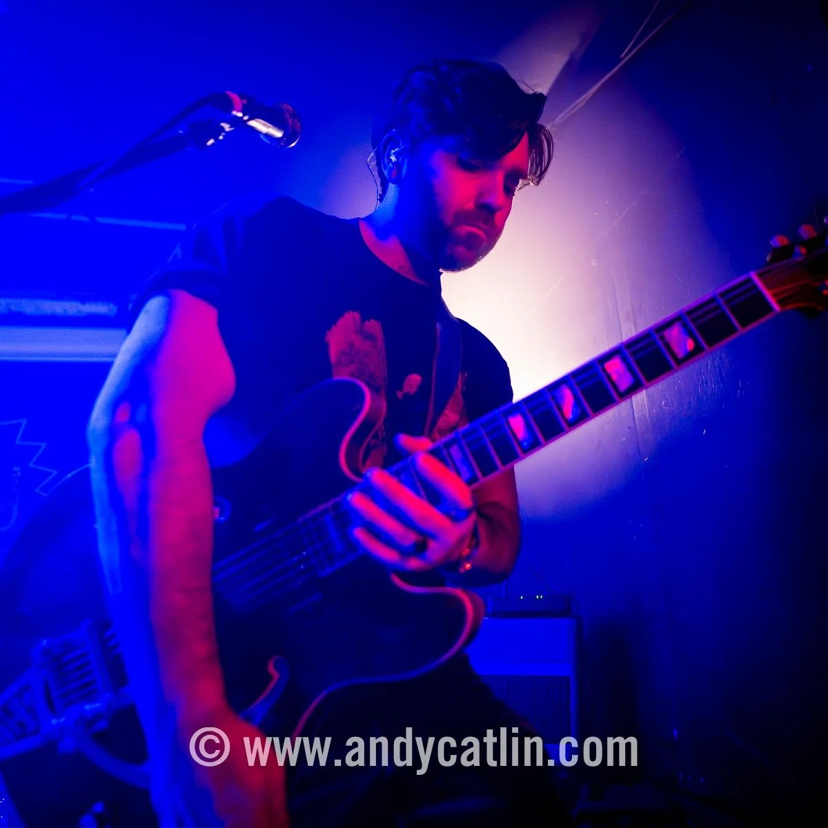 After a few weeks at the quieter end of the musical fun park, good times tonight mixing it up with a maximalist line-up of @thumper_666 + @oedipusandthemamasboys + @dietofwormsuk at @sneakypetesclub 👏 Photo album > https://andycatlin.myportfolio.