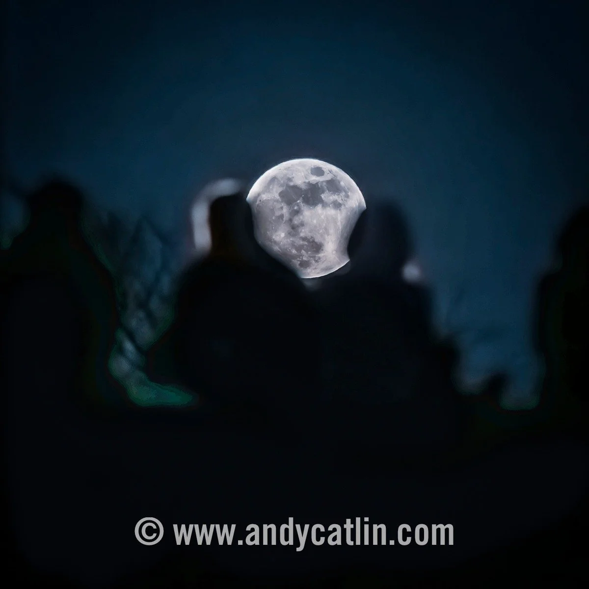 Fine evening to be chasing the full Worm Moon across #Edinburgh 🌝
&bull;
&bull;
#edinburgh #scotland #fullmoon #supermoon #wormmoon #astrophotography #moon