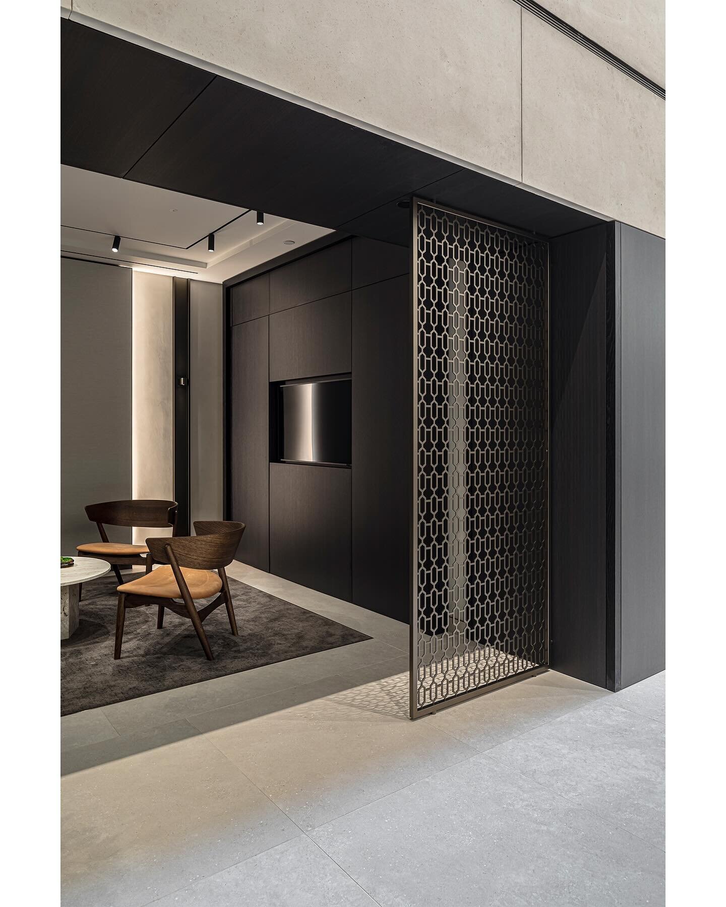 Breakout space

Interior design: @studio_jordan_ 
Architects: @Geoffbrownstudios

#interiordesign #breakoutspace #designandbuild #interiorphotographer #archidaily