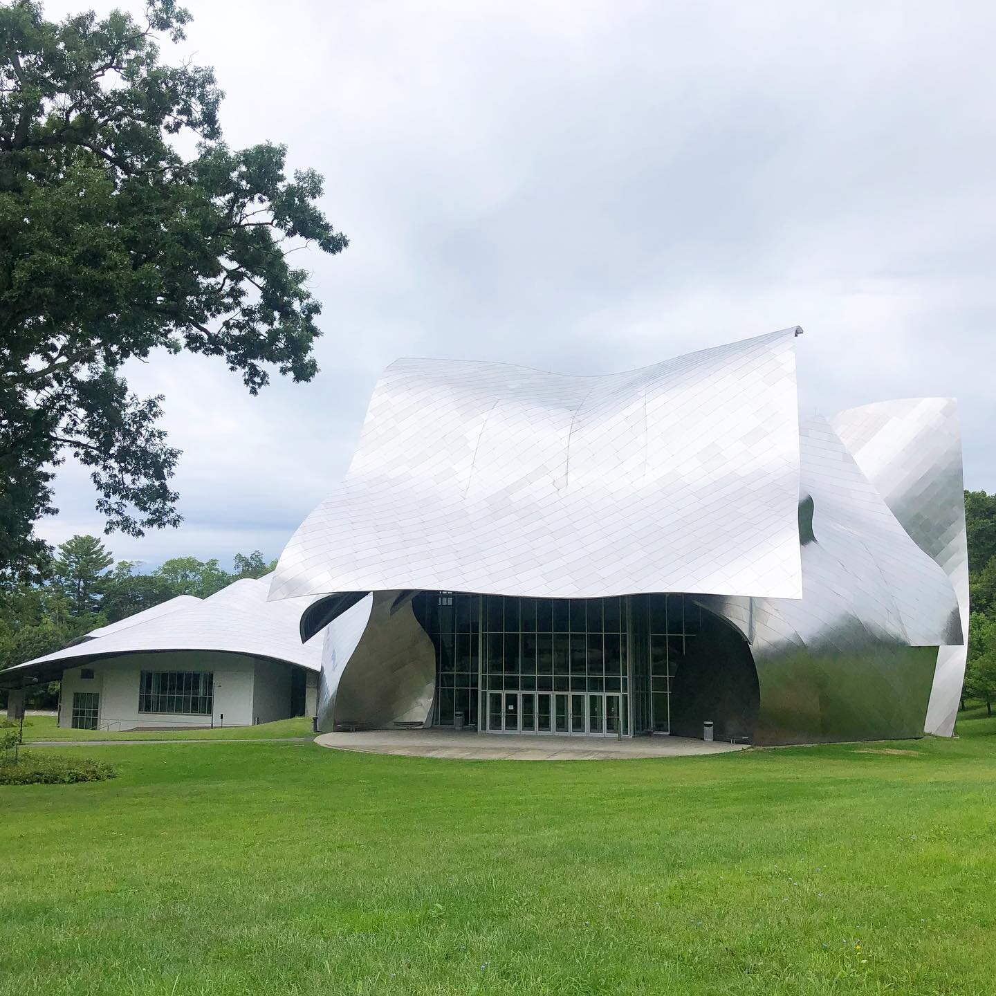 Bard College drop off today!
Thanks Frank Gehry&hellip; I never get tired of the @fishercenterbard. The gallery IS open though until 5:00. #artiseverywhere #fishercenter #performingarts #bardcollege #artontheroad #architecture #artandarchitecture art