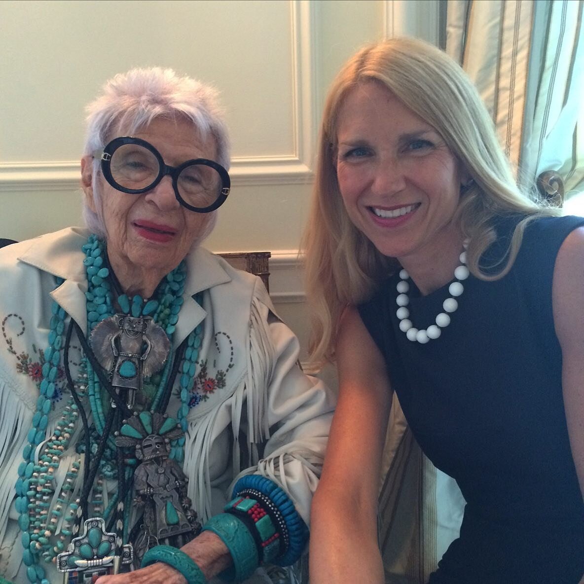 Happy 100th @iris.apfel 🎉🎂
Thank you @privatenewport for hosting this happy memory a couple of years ago! #irisapfel #fashionista #fashionisiris #100yearsold #icon #trueartist #jessicahagen #jessicahagenfineart #jessicahagengallery #newport #newpor