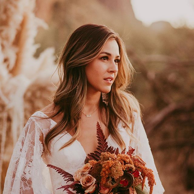 First shoot in my new backyard and all I have to say is YASSSS ARIZONA 👏🏻👏🏻 I am living for these dreamy desert vibes ❤️🌵
.
.
S/o to @thegathering_az for an amazing workshop experience .
.
#arizonabride #desertelopement #elopementcollective #boh