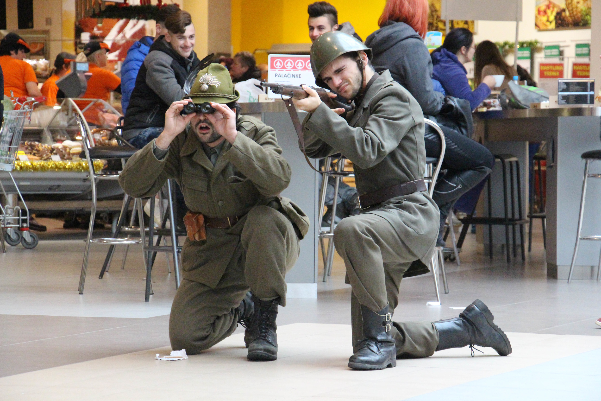 Ikarus - živa promocija v nakupovalnem središču