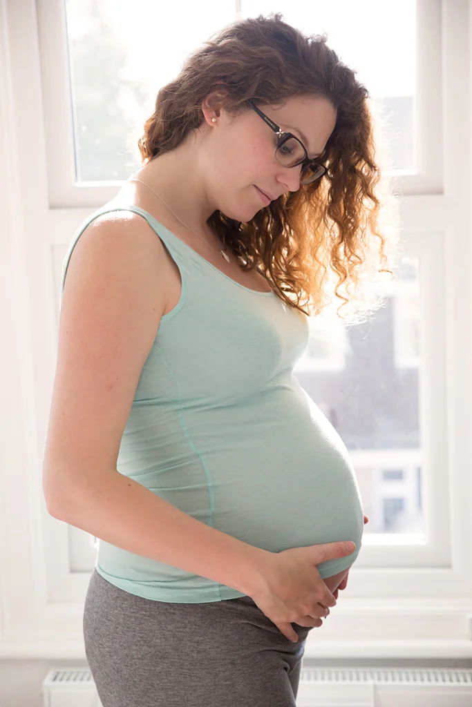 maternity-pictures-hemel-hempstead-windowlight