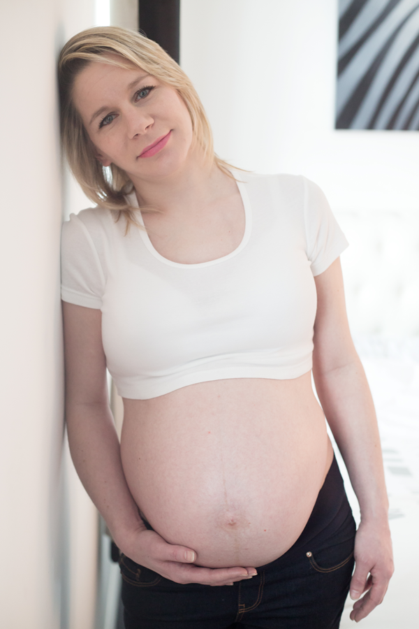 maternity-pictures-hemel-hempstead-at-home-relaxed