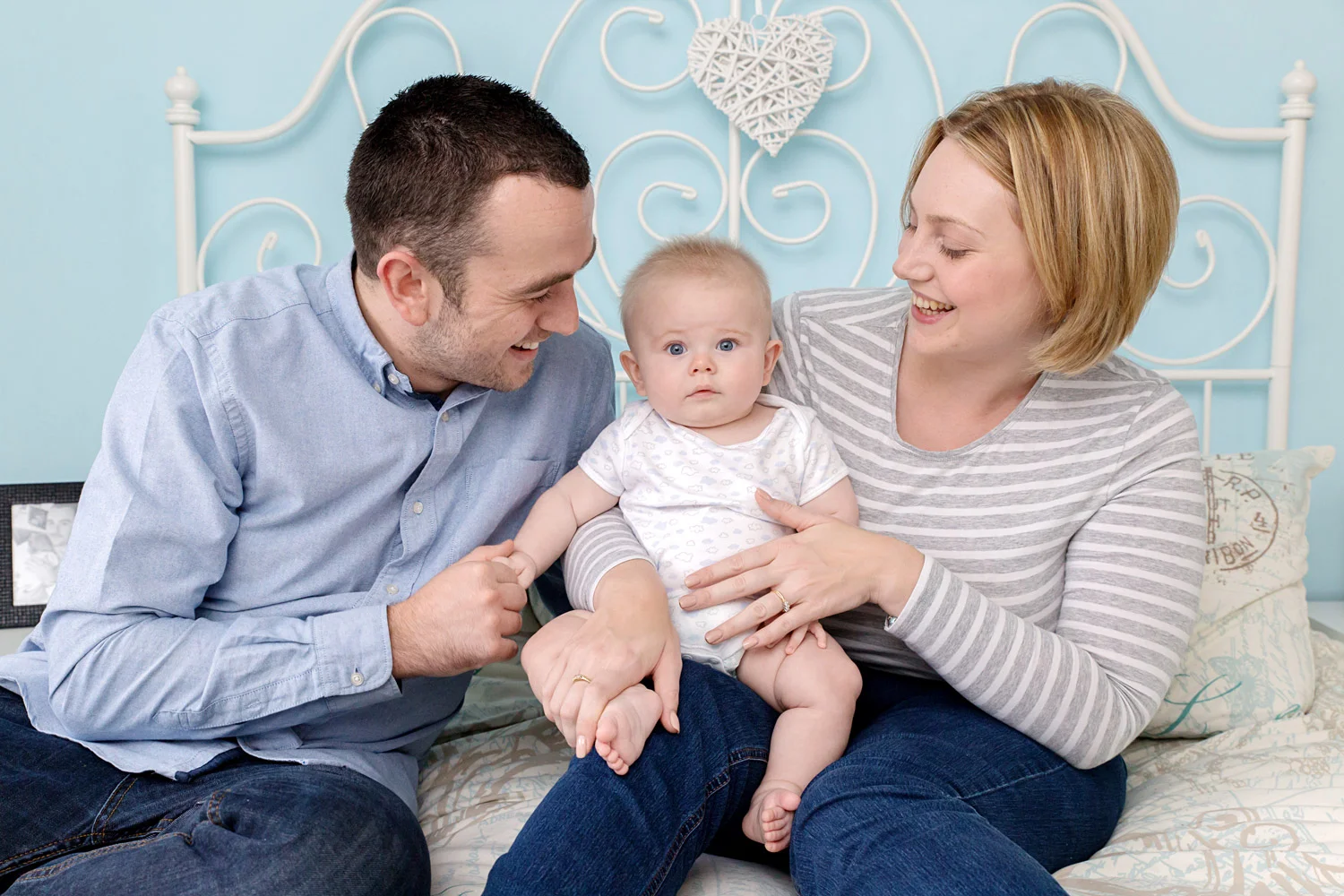 BABY PICTURES - lifestyle family photography on bed