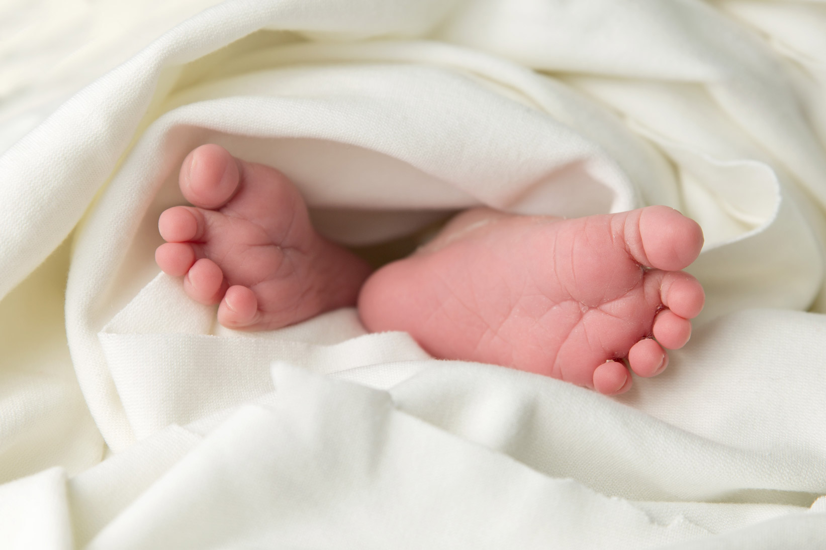 newborn-photography-hemel-hempstead-Albie-asleep-posed-details-feet