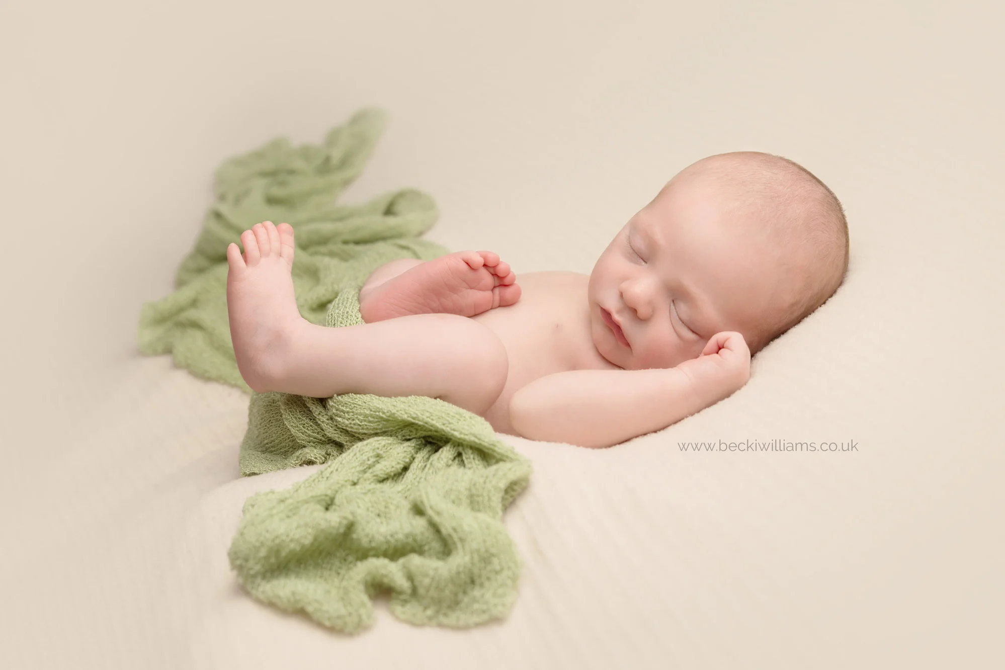newborn-baby-photo-shoot-hemel-hempstead-green-asleep.jpg
