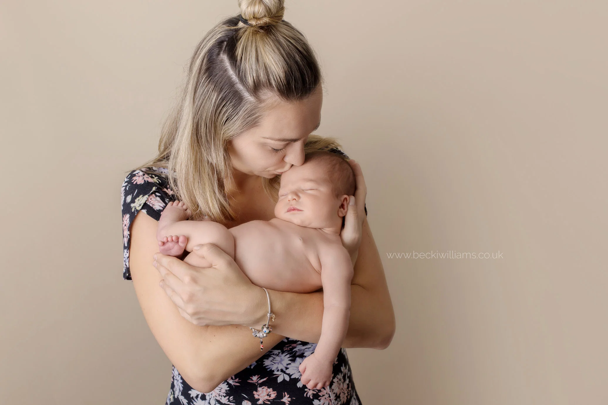newborn-photography-hemel-hempstead-hertfordshire-studio-posed-mum-sleeping.jpg