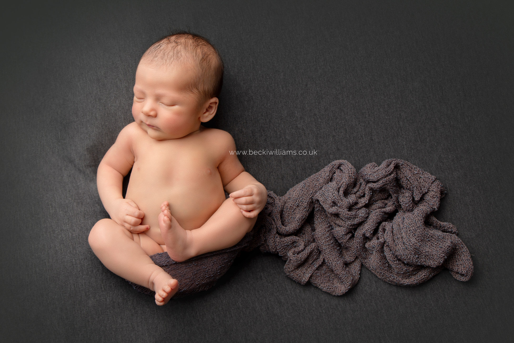 Creative-newborn-photos-hemel-hempstead-on-back-relaxed-natural.jpg