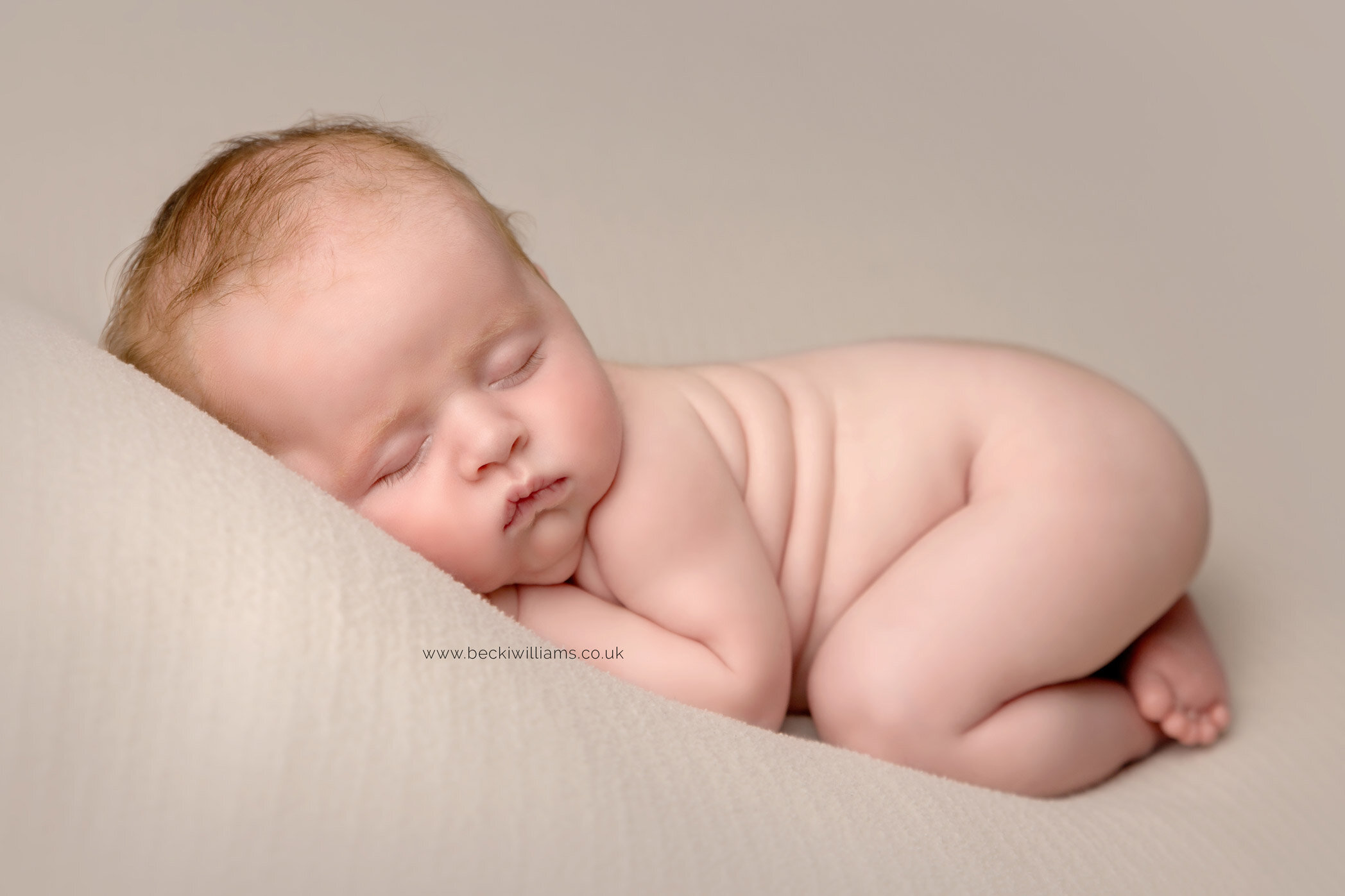 professional-baby-photos-hemel-hempstead-asleep-curled-up-on-tummy.jpg