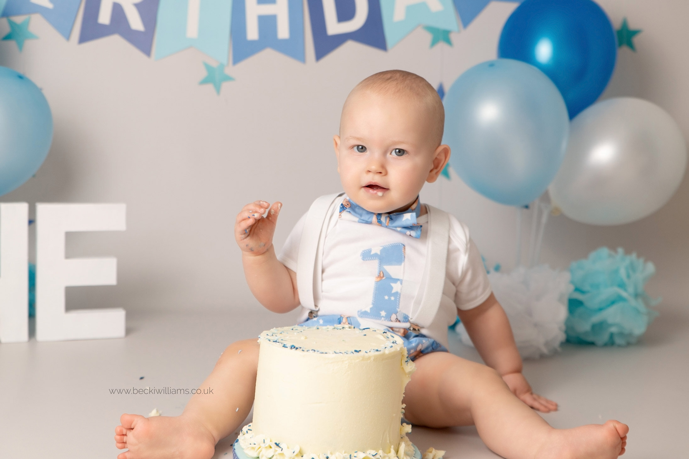 hemel-hempstead-cake-smash-1-year-old-boy-blue-4.jpg