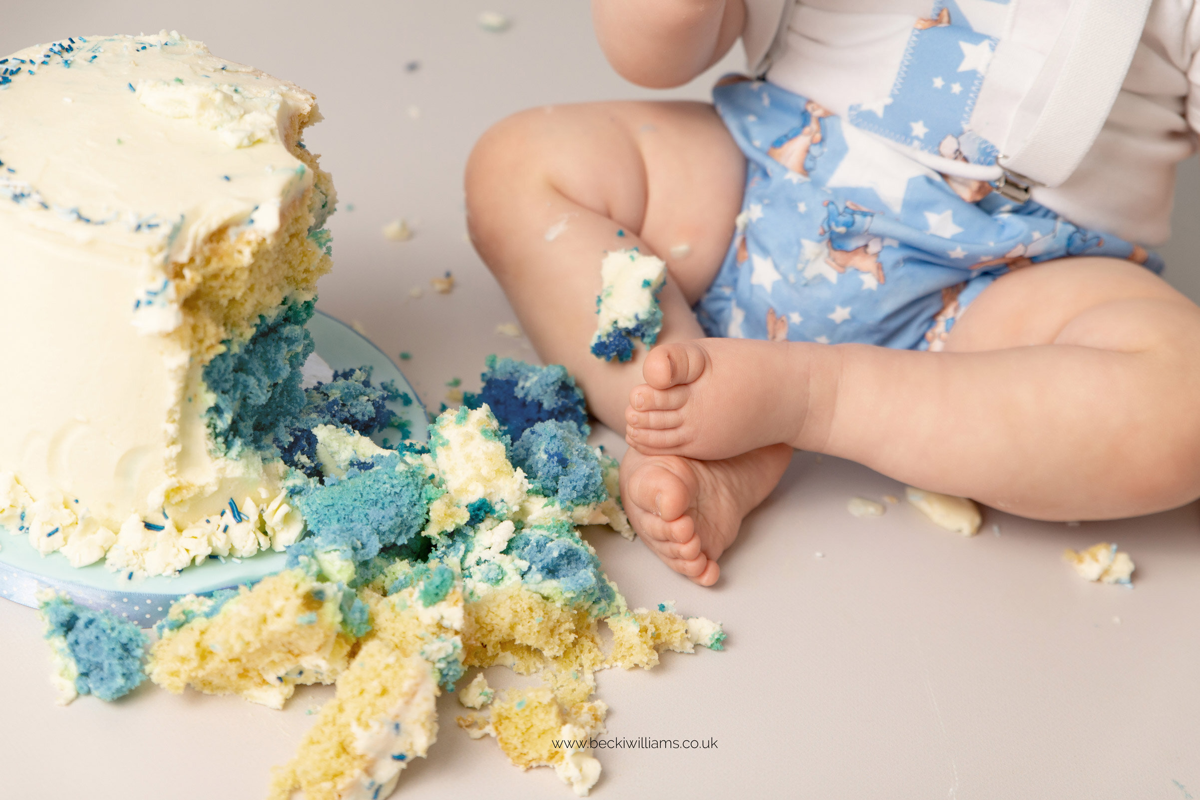 hemel-hempstead-cake-smash-1-year-old-boy-blue-5.jpg