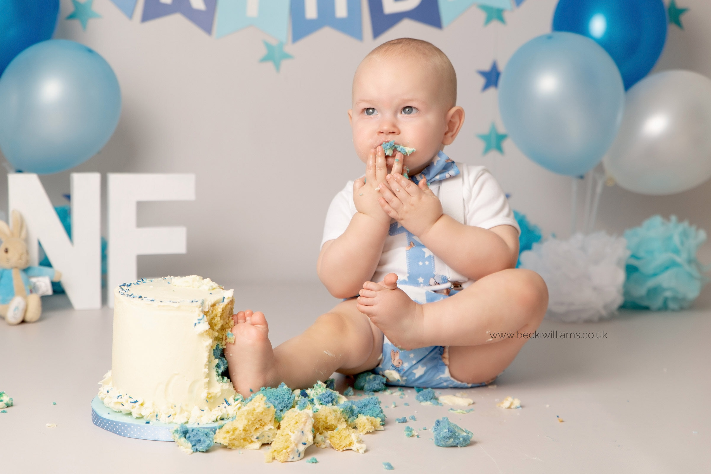 hemel-hempstead-cake-smash-1-year-old-boy-blue-8.jpg