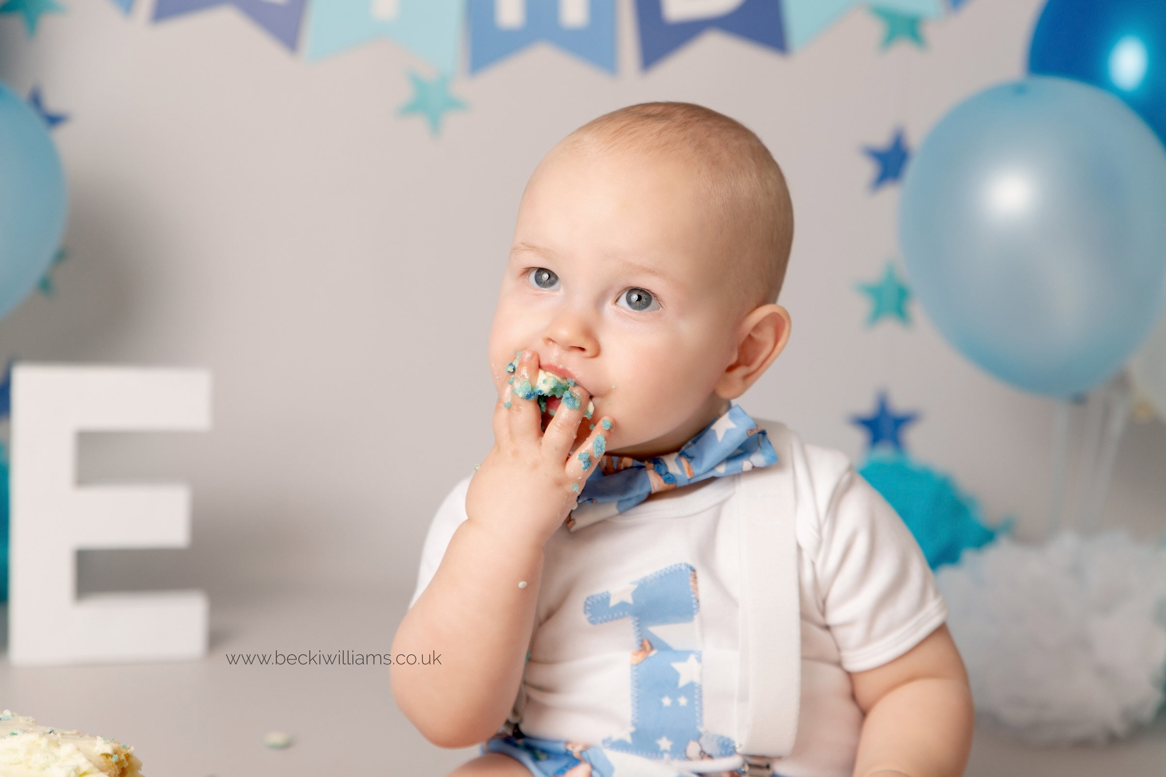 hemel-hempstead-cake-smash-1-year-old-boy-blue-9.jpg