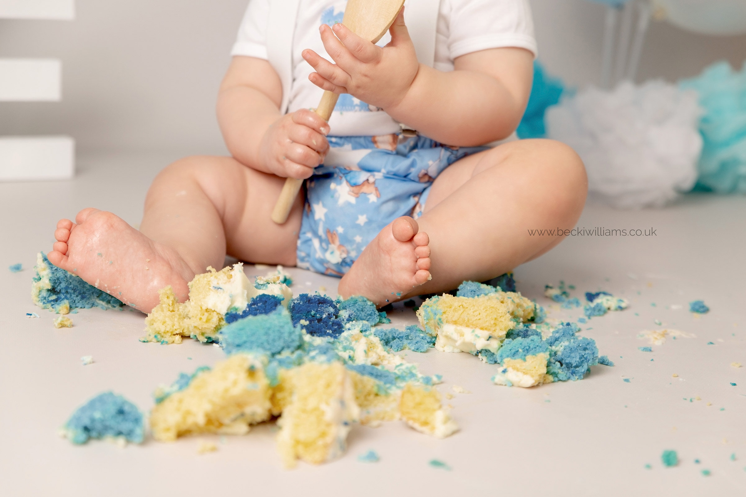 hemel-hempstead-cake-smash-1-year-old-boy-blue-15.jpg