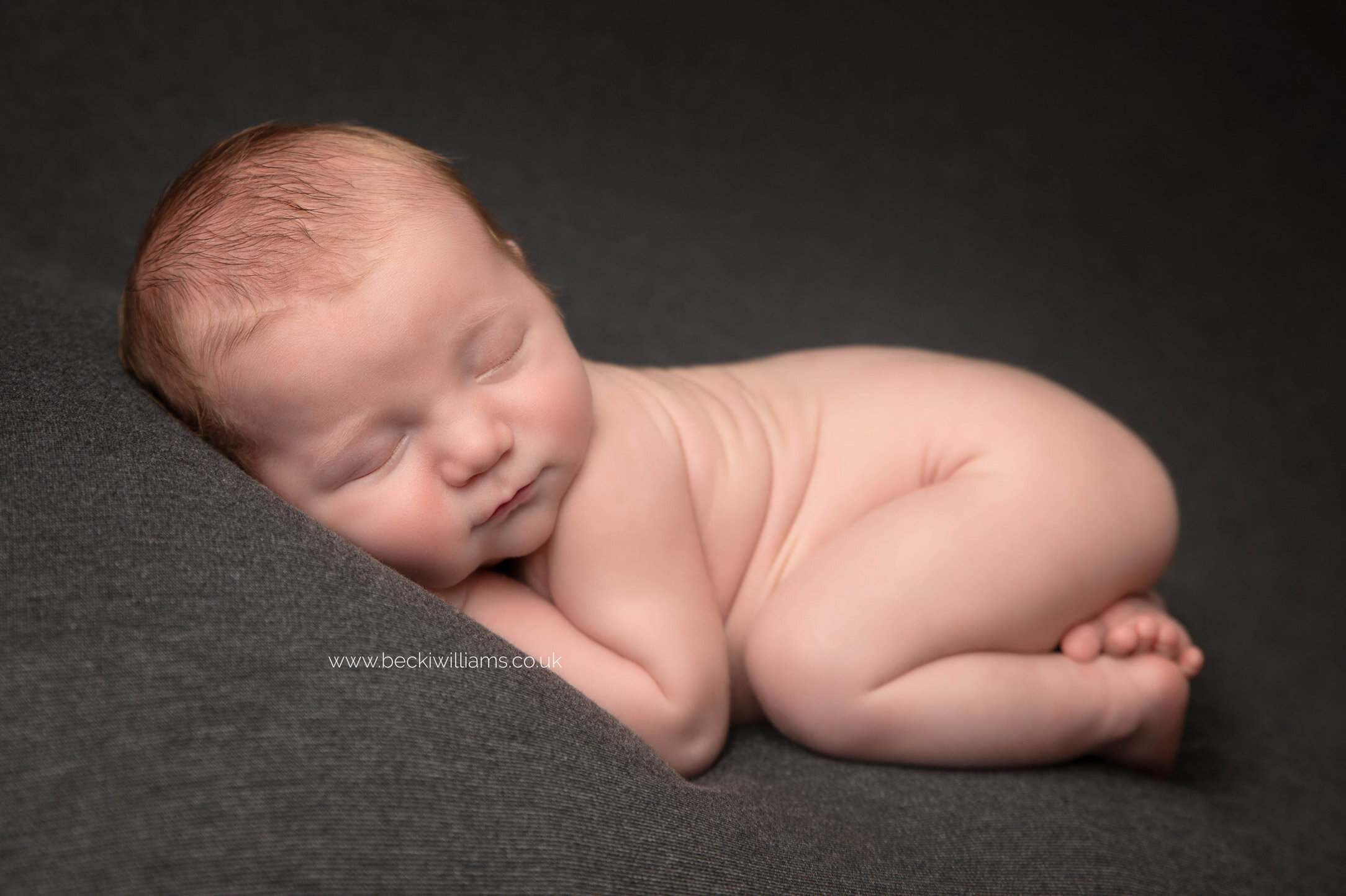 newborn-baby-photo-shoot-hemel-hempstead-tummy.jpg