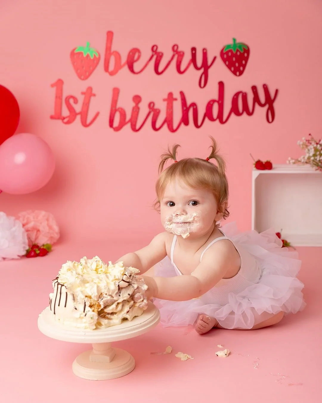 Scroll to see the evolution of the smashing - finishing with a strawberry of course.

#MiltonKeynes #miltonkeynescakesmashphotographer #MiltonKeynesCakeSmash  #CakeSmashLeightonBuzzard #cakesmashphotography #miltonkeynessmallbusiness #CakeSmashHemelH