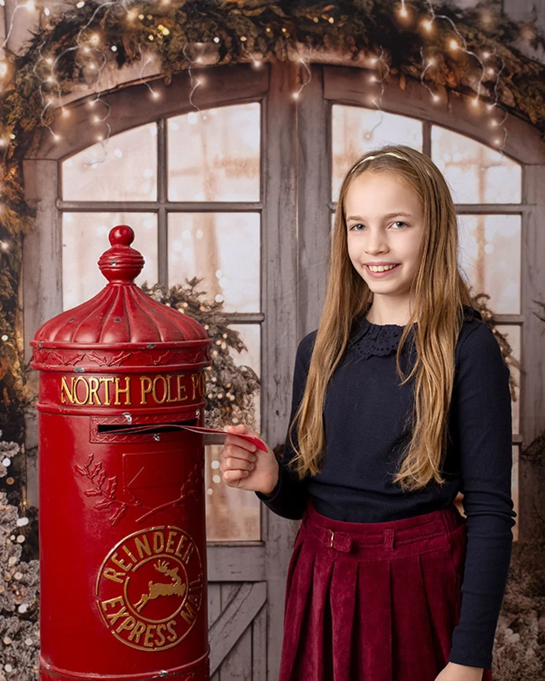 These guys are an absolute pleasure to photograph every year.  Their highlight is definitely throwing snowballs at me at the end.  To be honest that's the highlight of everyone who comes through the door 😂 ☃️

#miltonkeynes #miltonkeynesmums #milton