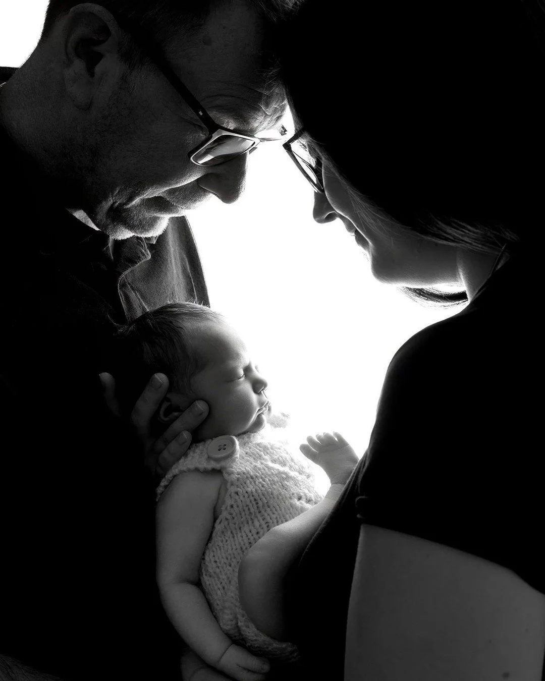 Do you love black and white photos?

If you let me know before your shoot I can plan for lots of black and white (by changing the lighting and backdrop) and also include more black and white versions of colour images in your gallery. 

I want to phot