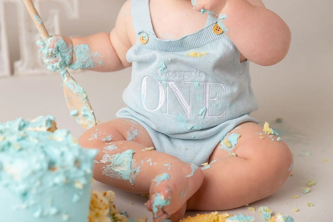 Wondering what to dress your baby in for their Cake Smash?
Here are my top tips...

- Get arms and legs out -  rompers are perfect for this.  I love seeing cakey hands and feet. 
- You can get something personalised if you like but it's not necessary