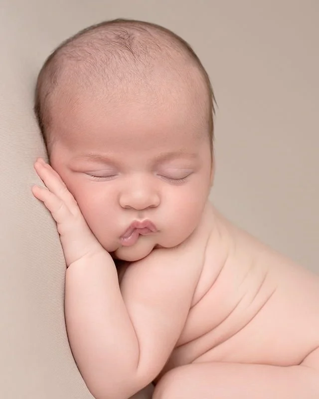 Chubby cheeks &amp; chunky rolls 🥰 

If you're looking for a newborn photographer in Milton Keynes, send me a message and I can point you in the right direction for all the details and clear, up front pricing that you need to work out if I'm the rig