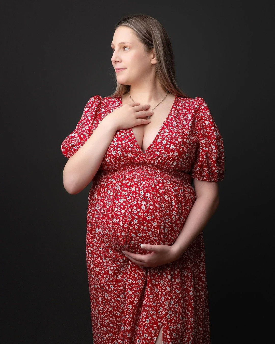 If you're looking for a Maternity photo shoot with big dresses and crowns, I'm probably not the right person for you (but I can point you in the direction of some other amazing local photographers)

BUT if you're based in Milton Keynes and are lookin