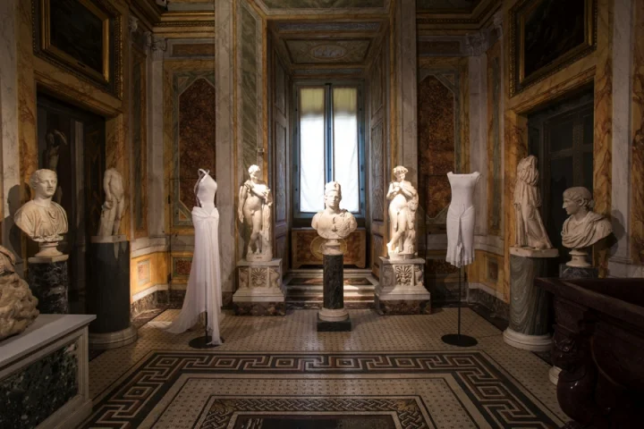 01_Azzedine-Alaia_Galleria-Borghese_Ilvio-Gallo_oggetto_editoriale_720x600.jpg