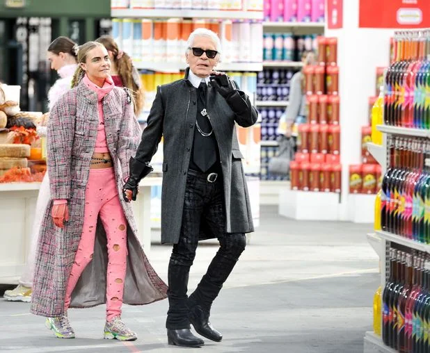 cara-delevingne-karl-lagerfeld-chanel-show-paris.jpg
