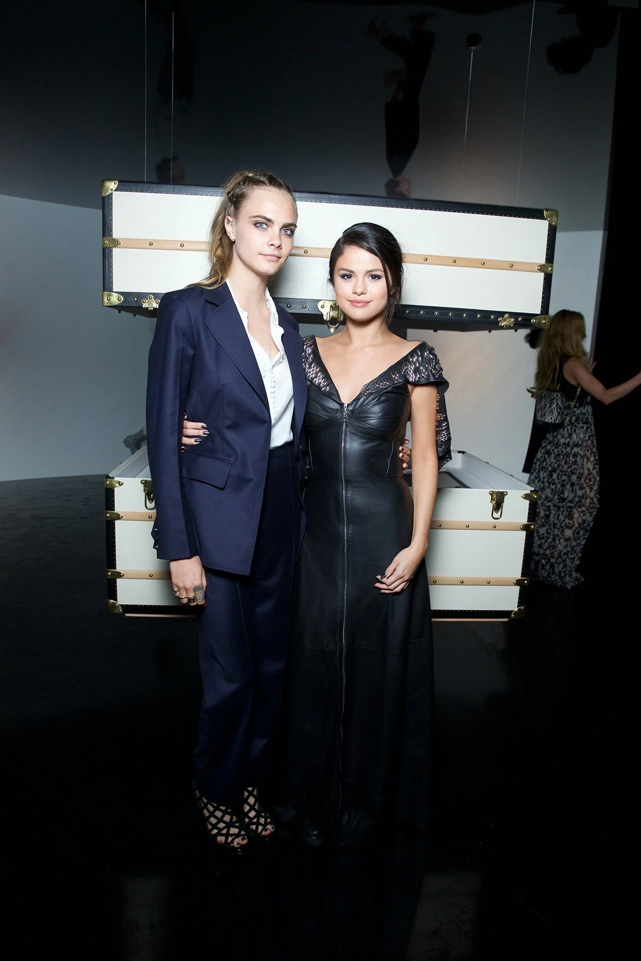 1-cara-selena-vuitton-vogue-21sep15-pr_b.jpg