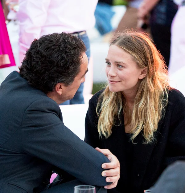 Olsens-Anonymous-Mary-Kate-Olsen-Olivier-Sarkozy-Paddle-And-Party-For-Pink-Oversized-Black-Coat-Smiling.jpg