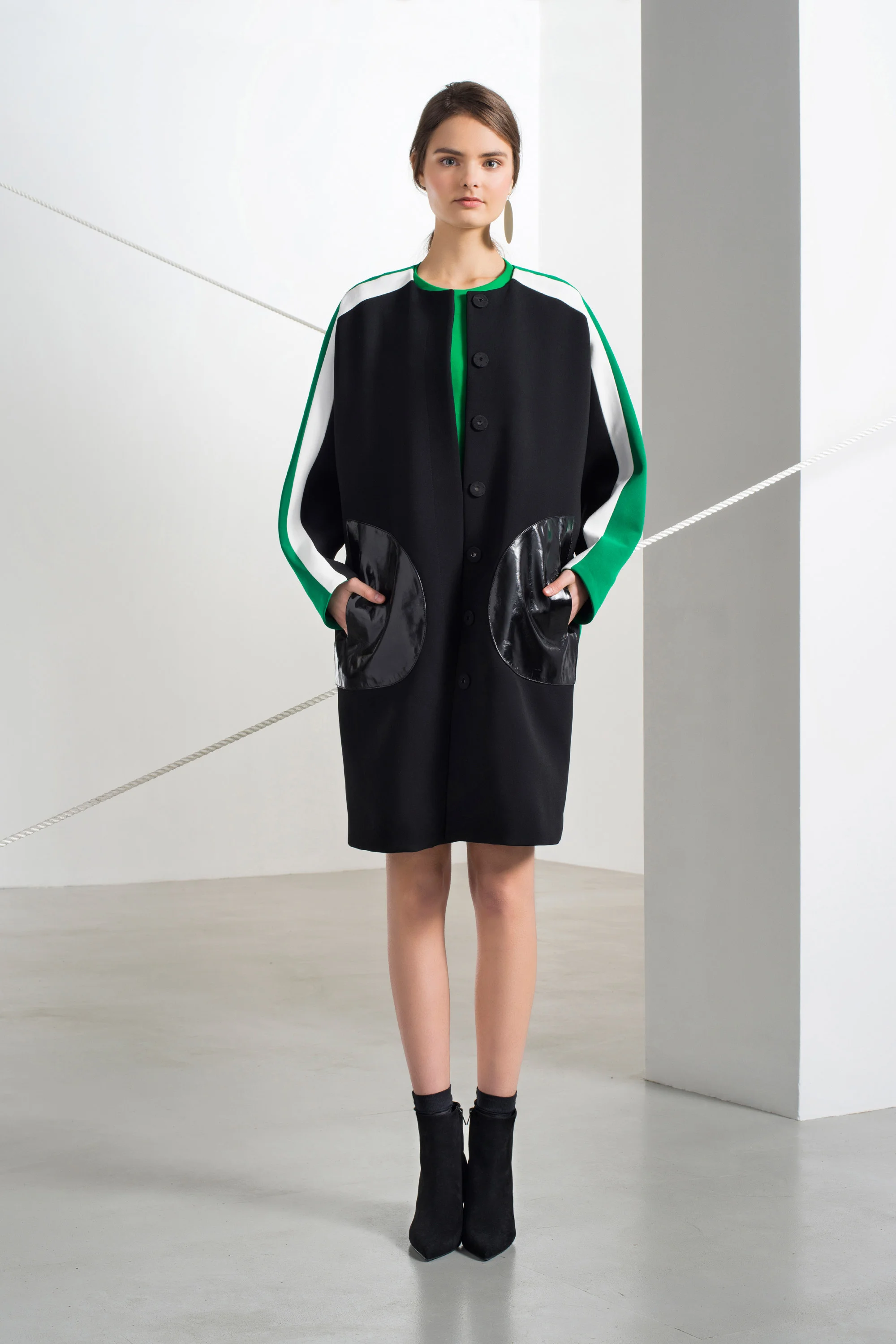 lisa-perry-pre-fall-2016-lookbook-03.jpg