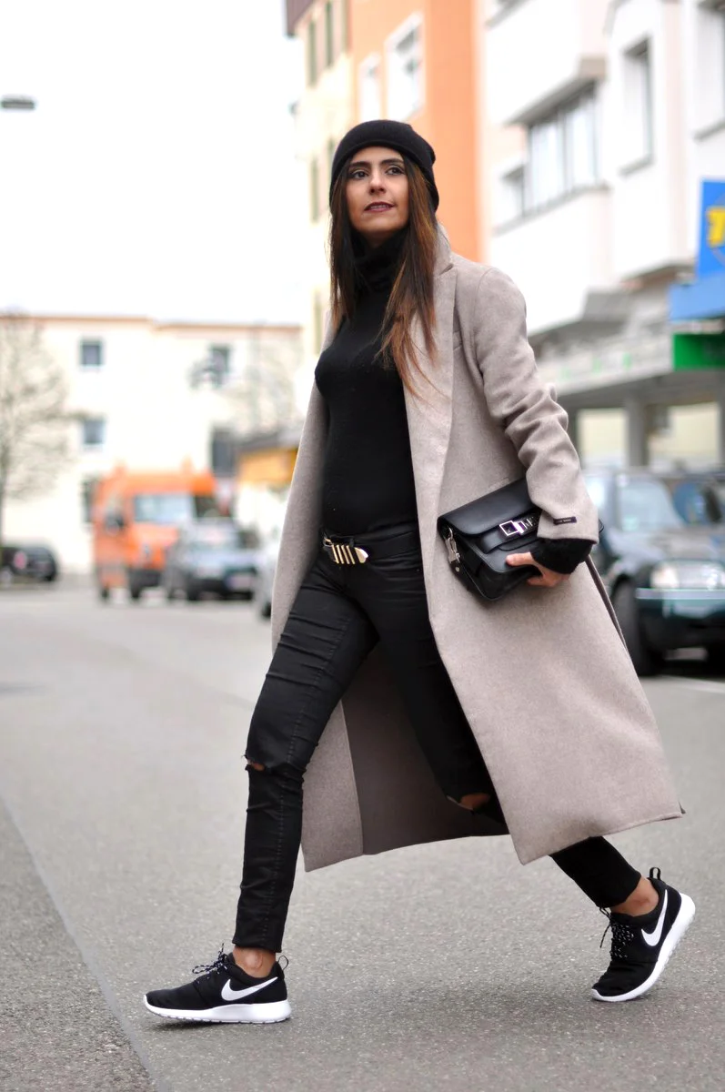 Sneakers: Sneakers are comfortable and surprisingly sophisticated. Pair them with streamlined and classic ensembles to keep your look stylish.