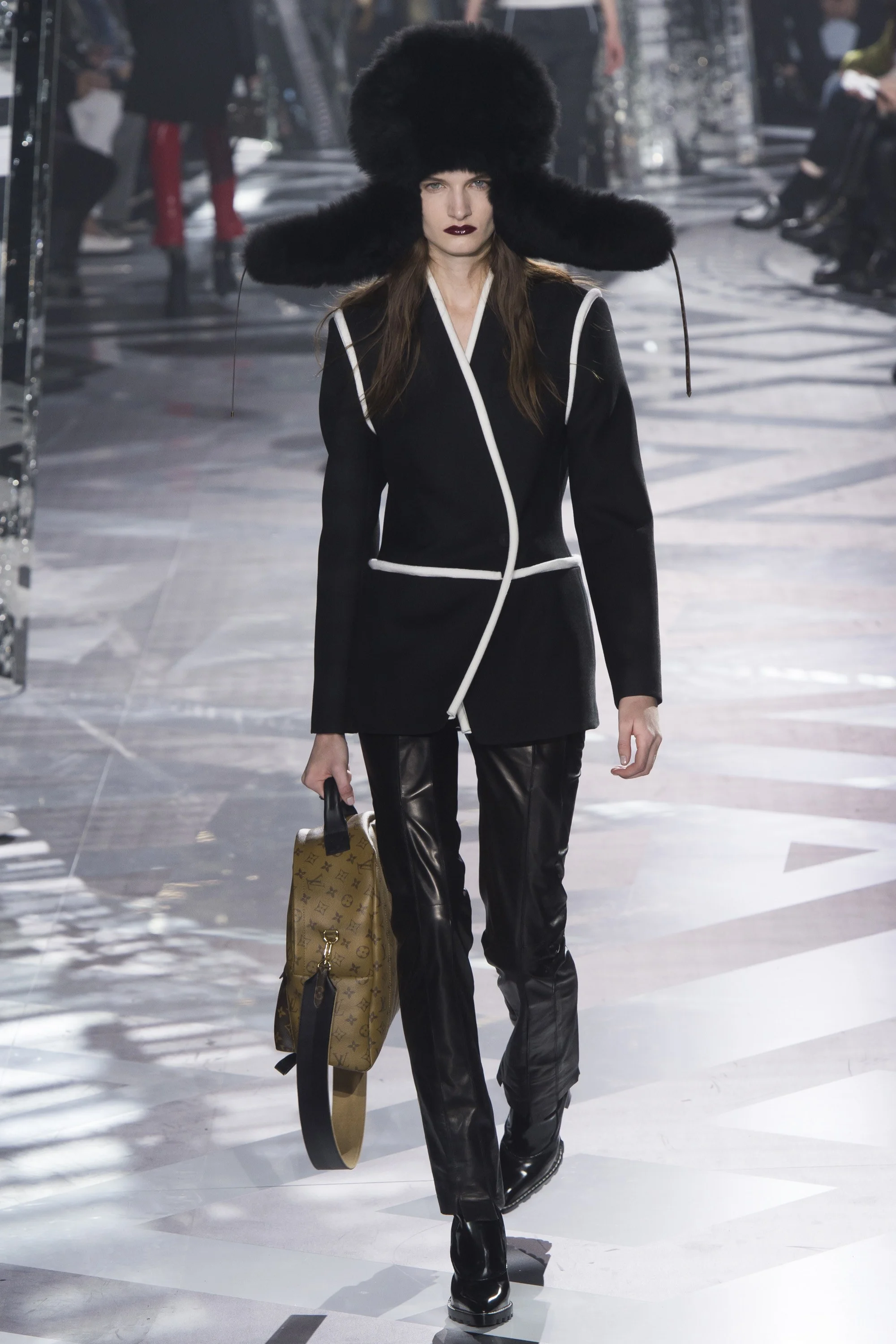JOLIEGAZETTE: Louis Vuitton Fall 2016 Pret-a-Porter