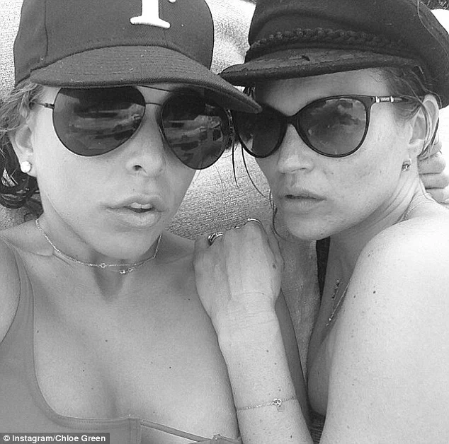 Kate Moss, not good at selfies? Impossible.