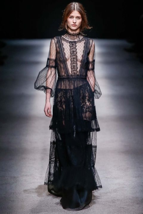 7. ETHEREAL DARK Over-lined charcoal eyes and onyx lips definitely made an impact this fashion week. Gothic feels for sure.